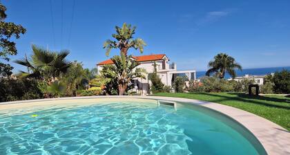 Merveilleuse maison de vacances privée avec piscine privée, WIFI, climatisation, TV et terrasse