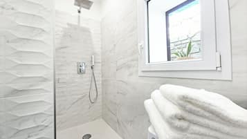 Doccia, asciugacapelli, bidet