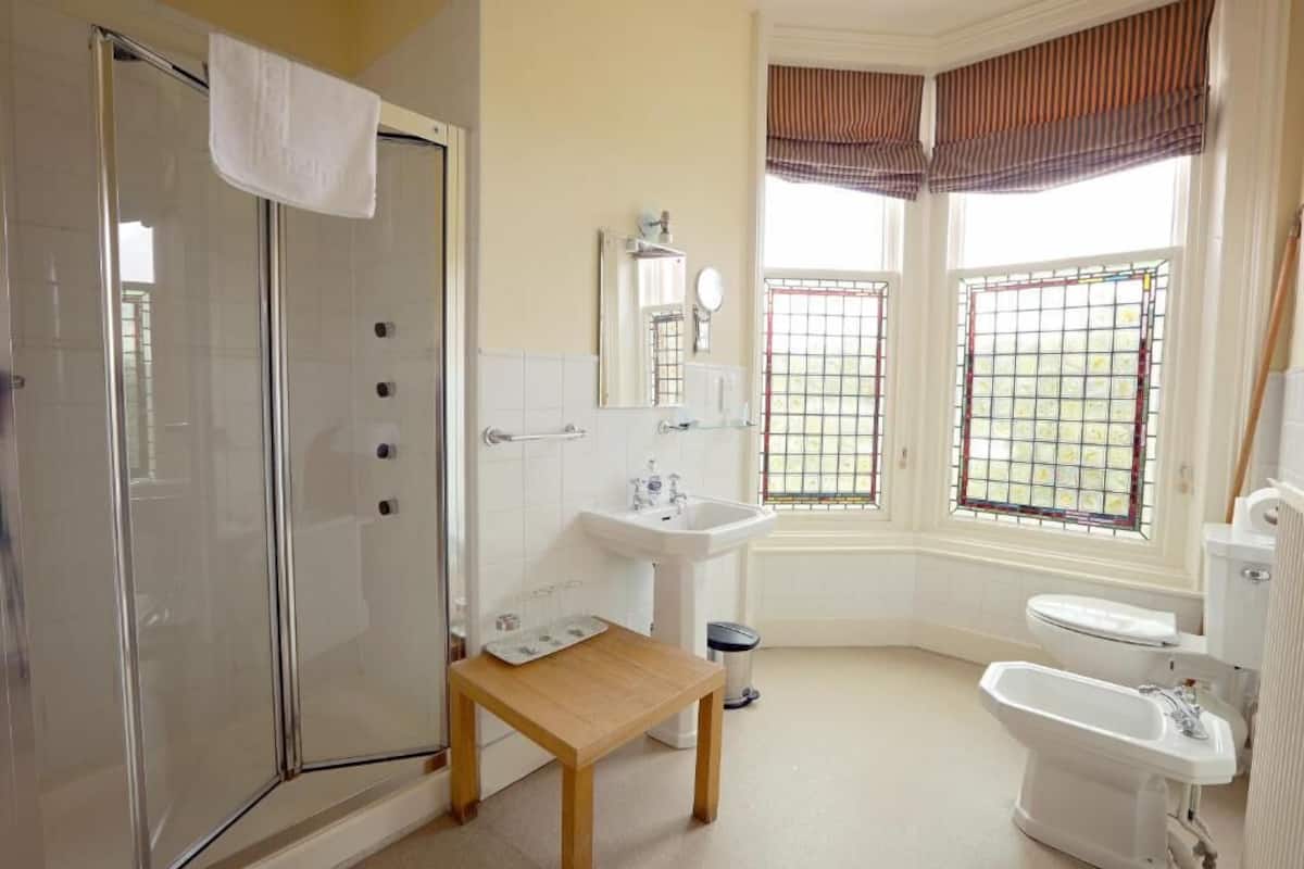 Family Suite | Bathroom