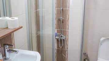 Kamar Deluks, pemandangan laut | Kamar mandi | Shower, pengering rambut, handuk, dan sabun