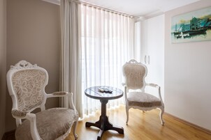Deluxe Room, City View | Interior