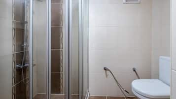 Chambre Deluxe, vue ville | Salle de bain | Douche, sèche-cheveux, serviettes fournies, savon