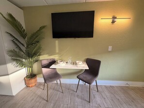 Dining - Modern Studio • 10 Min to Disney (Kissimmee)