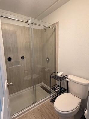 Shower, hair dryer, towels, soap - Modern Studio • 10 Min to Disney (Kissimmee)