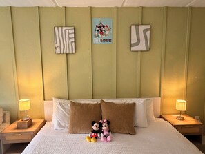 In-room safe, iron/ironing board, free WiFi, bed sheets - Modern Studio • 10 Min to Disney (Kissimmee)
