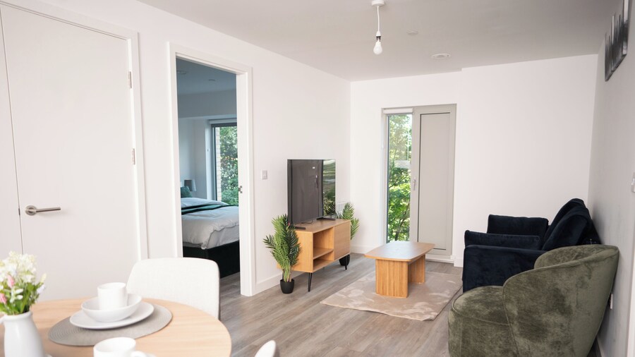 Stylish 2 bed home near Trafford