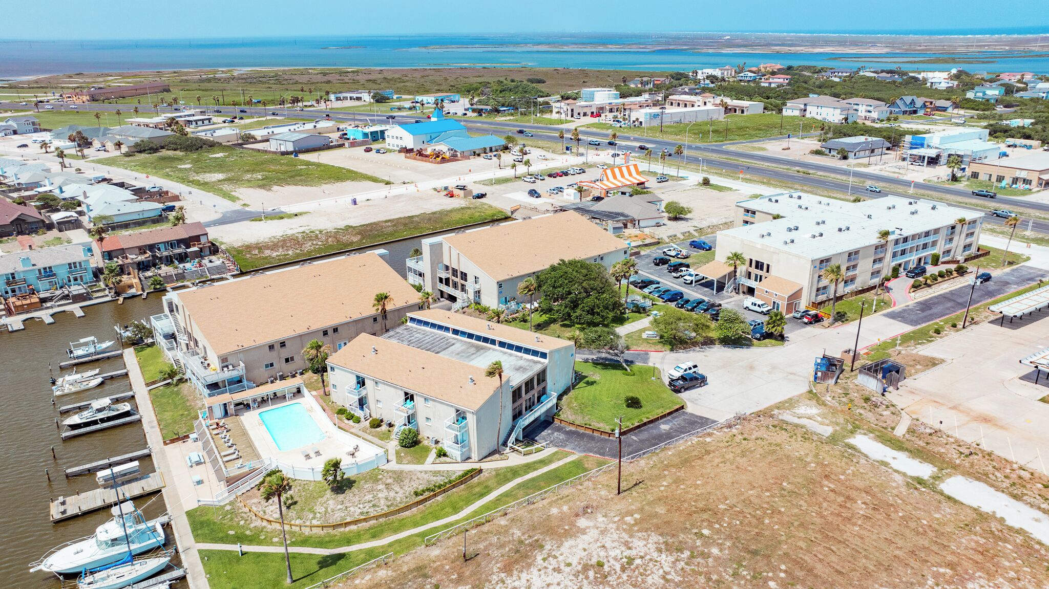 Un hôtel situé sur la côte, doté d’une piscine, d’un port de plaisance et d’un parking.