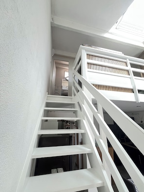 A white staircase with a railing leading to an upper floor. - Le clos des mimosas (Bormes-les-Mimosas)