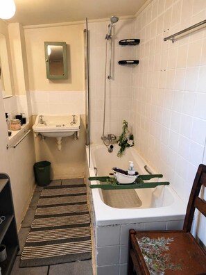Bidet, serviettes fournies, savon, papier toilette
