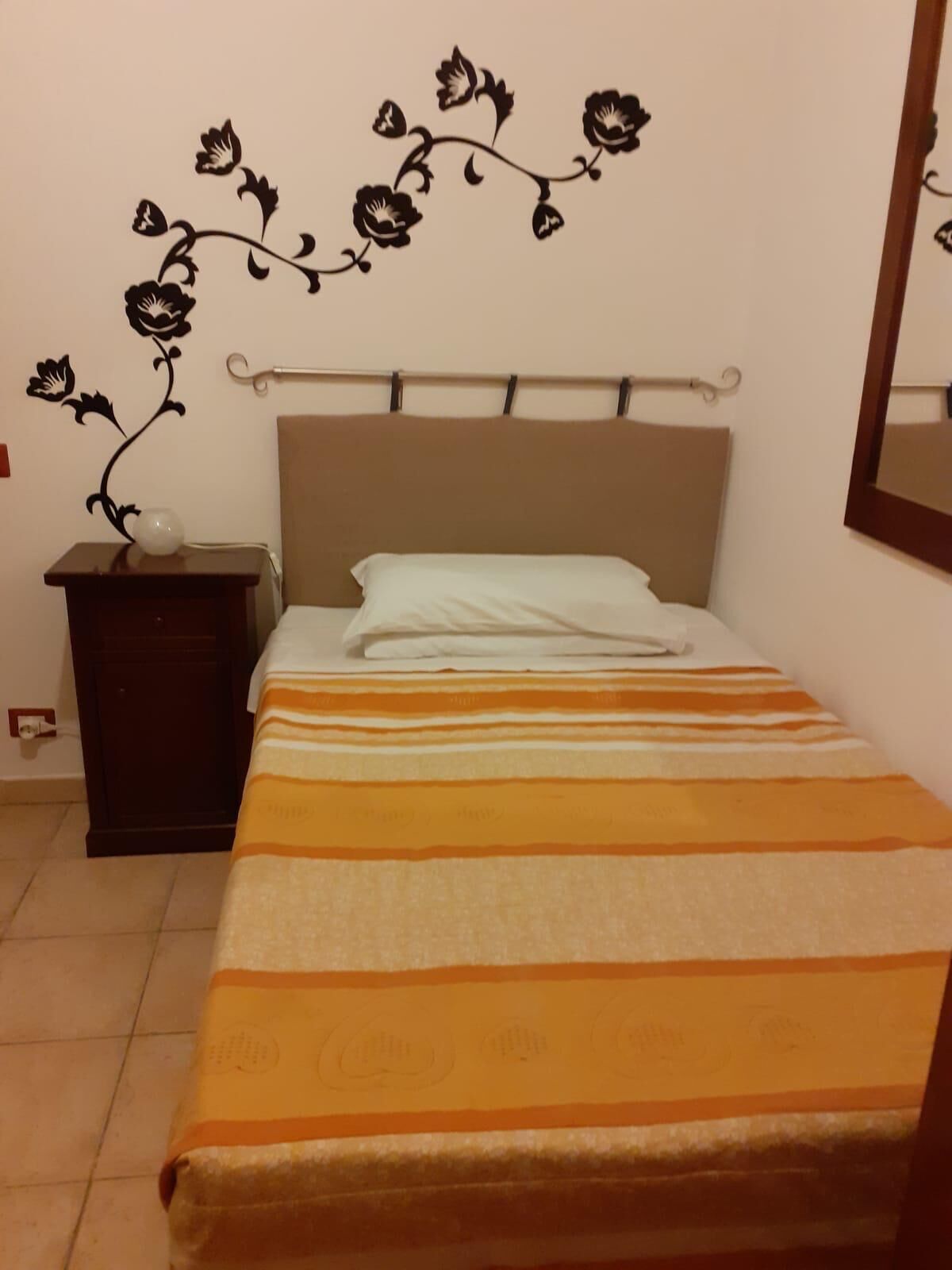 Quarto solteiro clássico, sacada, vista parcial para o mar | Ferros/tábuas de passar roupa, Wi-Fi de cortesia