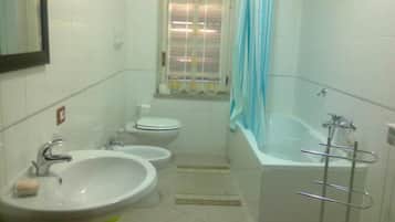 Quarto casal ou duplo clássico, sacada, vista para o mar | Banheiro | Chuveiro, secador de cabelo, toalhas de banho, sabonete