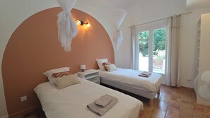 Iron/ironing board, WiFi, bed sheets - Vrbo Property (Saussines)