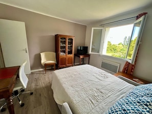 2 bedrooms, bed sheets