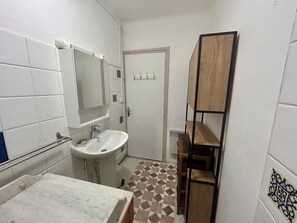 Doccia, asciugamani, sapone, carta igienica