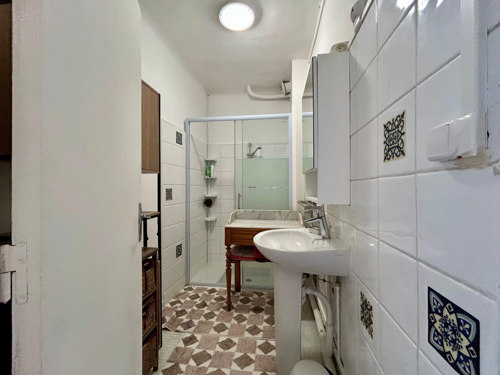 Een douche, handdoeken, zeep, toiletpapier