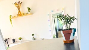 En matplats med ett bord, stolar och en krukväxt.