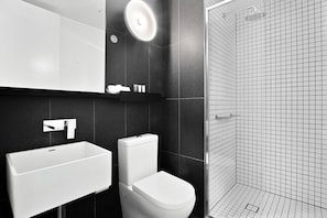 Douche, sèche-cheveux, serviettes fournies, savon