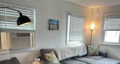 Dreamcatcher Cottage Sleeps 8 Parking for 4 cars Location Location AC