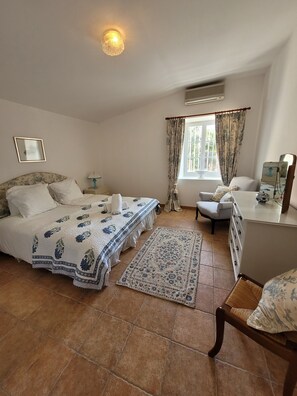Room - Holiday home located in the heart of a medieval French village with private pool (Penne-d'Agenais)