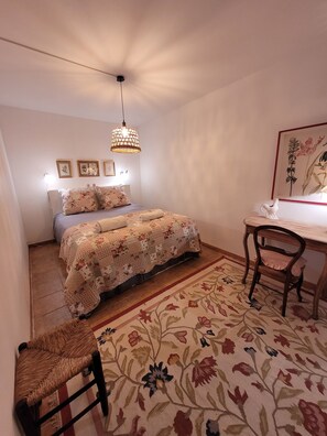 Room - Holiday home located in the heart of a medieval French village with private pool (Penne-d'Agenais)