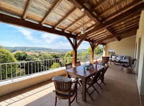 Outdoor dining - Holiday home located in the heart of a medieval French village with private pool (Penne-d'Agenais)