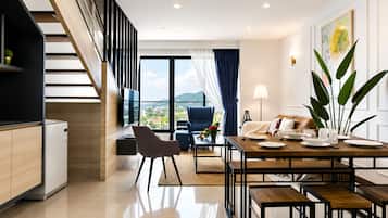 Apartment, 3 Bedrooms, Sea View | In-room dining
