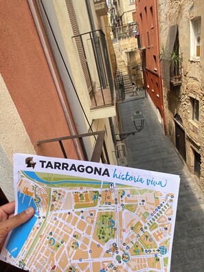 Eine Karte von Tarragona mit Blick auf eine schmale Straße.