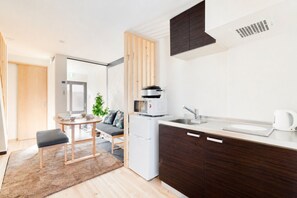 Réfrigérateur, micro-ondes, plaque de cuisson, bouilloire électrique