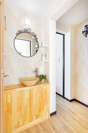 Douche, articles de toilette écologiques, sèche-cheveux, bidet