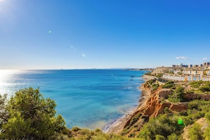 Eine Küstenstadt mit freiem Blick auf das Meer, einen Strand und ein dicht bebautes Gebiet mit Gebäuden.