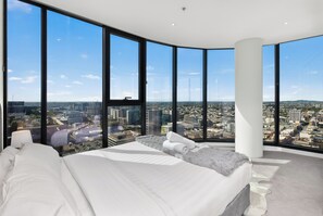 Iron/ironing board, WiFi, bed sheets - LUXE PENTHOUSE | 3BR w/ Panoramic Story Bridge, Brisbane River and City Views (Fortitude Valley)