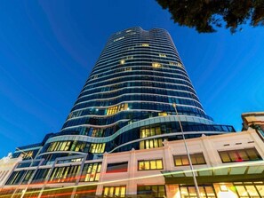 Exterior - LUXE PENTHOUSE | 3BR w/ Panoramic Story Bridge, Brisbane River and City Views (Fortitude Valley)