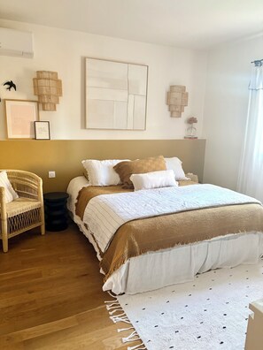 Iron/ironing board, Internet, bed sheets - Charming house with pool in the heart of Provence (Orange)