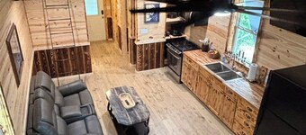 Cozy 2-bedroom cottage in delightful Columbia with AC