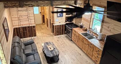 Cozy 2-bedroom cottage in delightful Columbia with AC