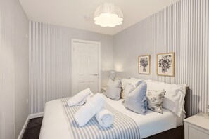 3 bedrooms, desk, iron/ironing board, travel cot - Harbour Cottage Seahouses (Seahouses)