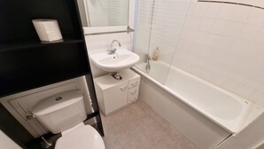 Ein Badezimmer mit Toilette, Waschbecken und Badewanne.