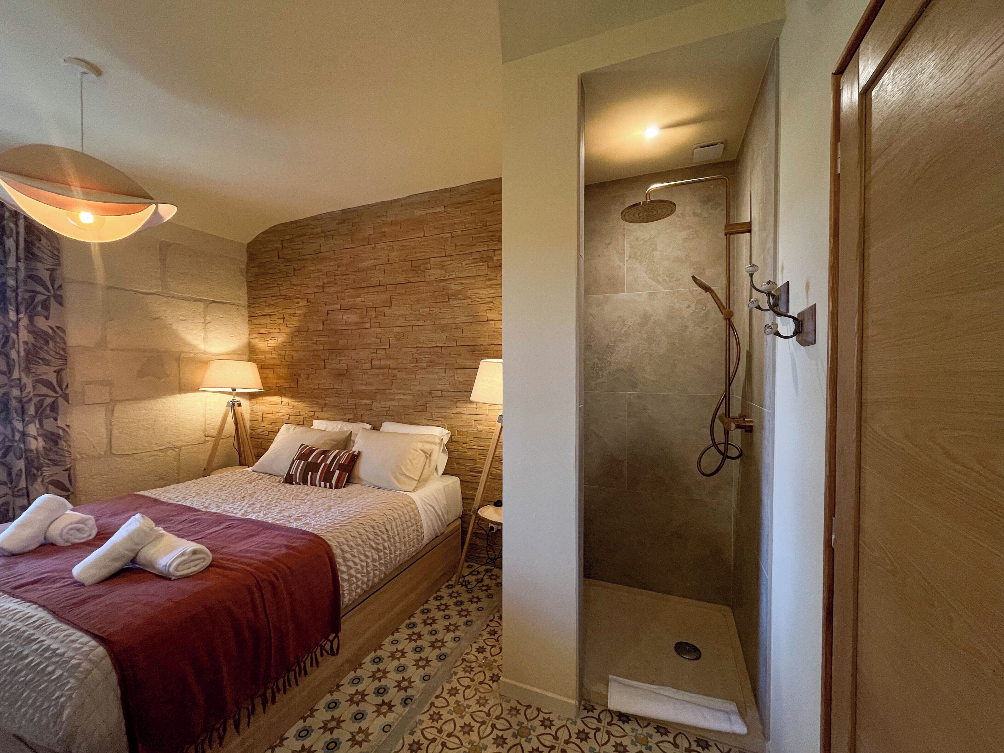 10 bedrooms, iron/ironing board, free WiFi, bed sheets