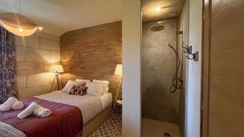 10 bedrooms, iron/ironing board, free WiFi, bed sheets