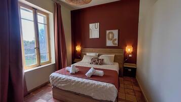 10 bedrooms, iron/ironing board, free WiFi, bed sheets