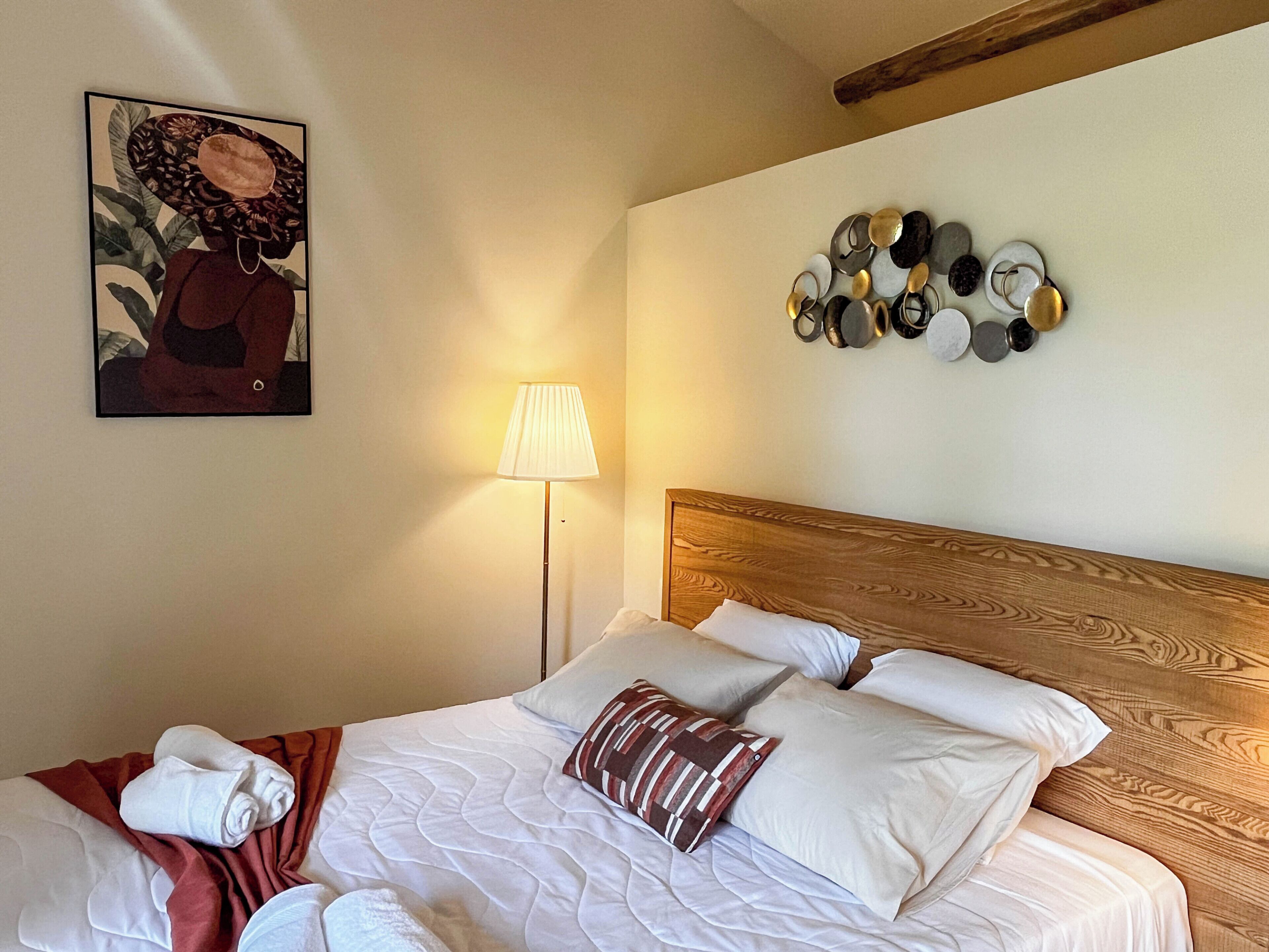 10 bedrooms, iron/ironing board, free WiFi, bed sheets