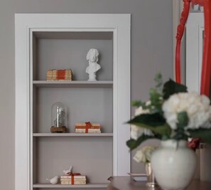 Ein weißes Regal mit Büchern und Dekorationselementen.