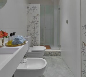Shower, hair dryer, towels, soap - Rua São Mamede - Heart of Lisbon (Lisboa)