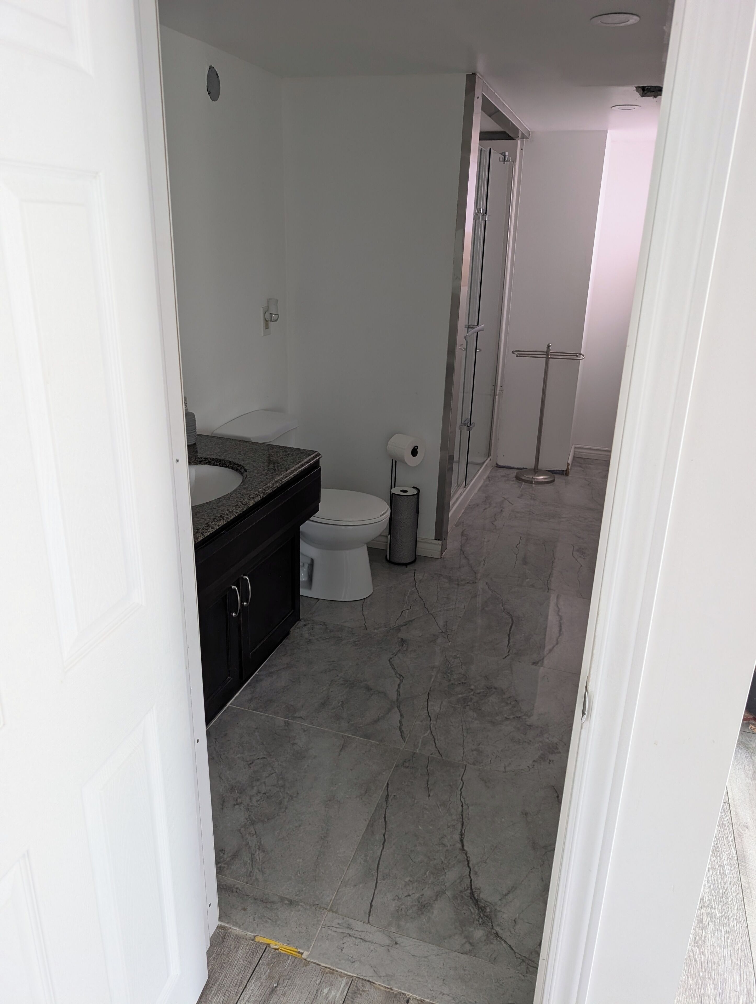 Douche, sèche-cheveux, serviettes fournies, papier toilette
