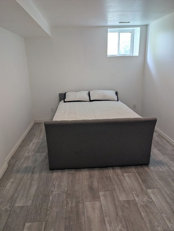 Room - Mono Apartment (Orangeville)