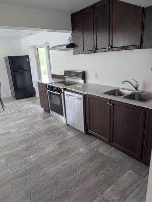 Private kitchen - Mono Apartment (Orangeville)