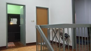 Eine Treppe mit Holzbodenstufen und Metallgeländern, die zu einer Empore führt.