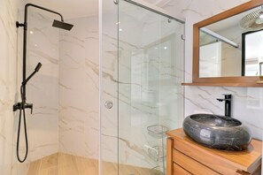Doccia, asciugacapelli, asciugamani, sapone