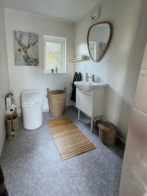 Bathroom - Cottage on a hill overlooking Öresjö (Borås)