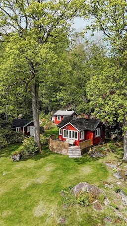 外観. Cottage on a hill overlooking Öresjö